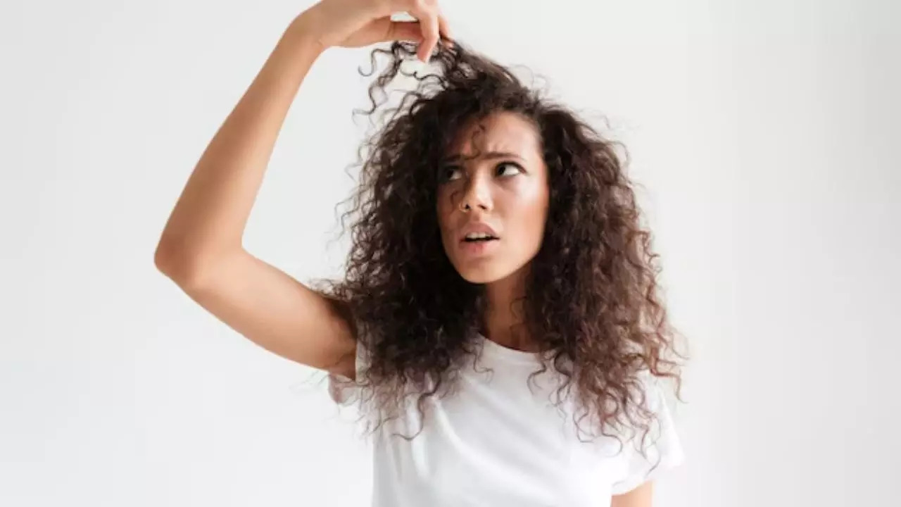 How to Prevent Winter Hair Frizz： Essential Tips for Frizz-Free Hair