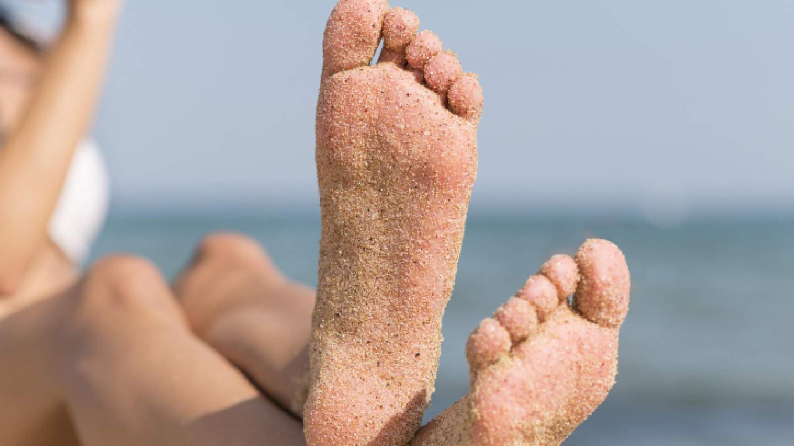 How to avoid a foot tan? Practical advice for keeping your feet tan-free.