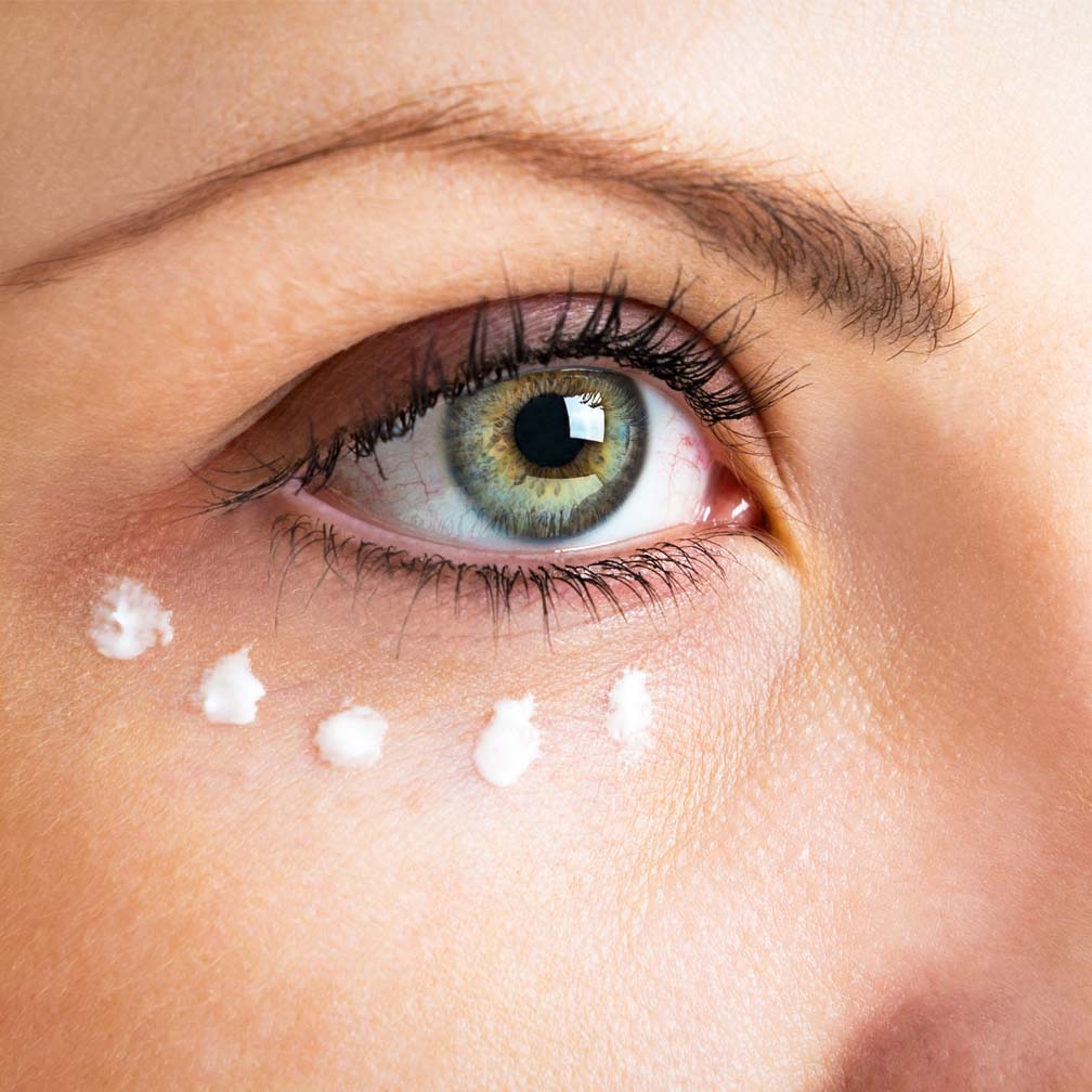 Quick Guide: How to Exfoliate Under Eyes and Reduce Puffiness