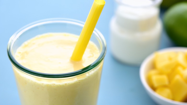 Lassi vs smoothie: Similarities and differences explained