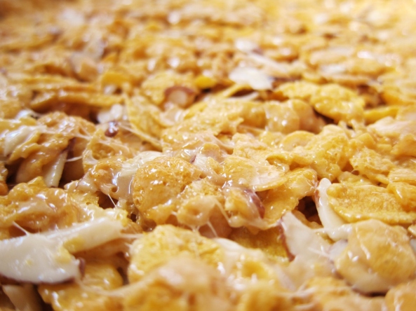 How to make corn flakes with almonds? A few simple steps to quickly get it done.